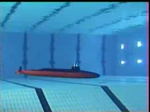 プールの中を静かに走行する潜水艦のラジコン
