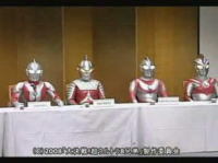 微妙に芝居じみたウルトラマンの記者会見が面白い