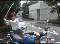 日本刀でバイクを切る!逮捕されそうだけど屋外で刀を振り回す!