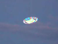 怪しすぎるw ど派手なUFOラジコン